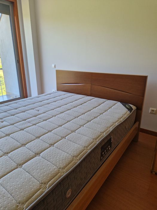 Cama com colchão e mesas de cabeceira