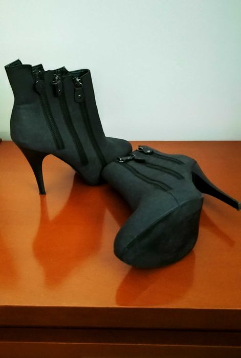 Botas pretas com fechos e salto agulha n° 38