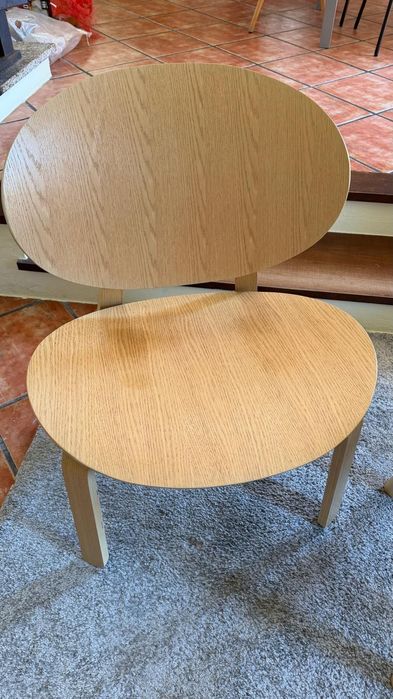 Conjunto sala composto por cadeiras e mesa