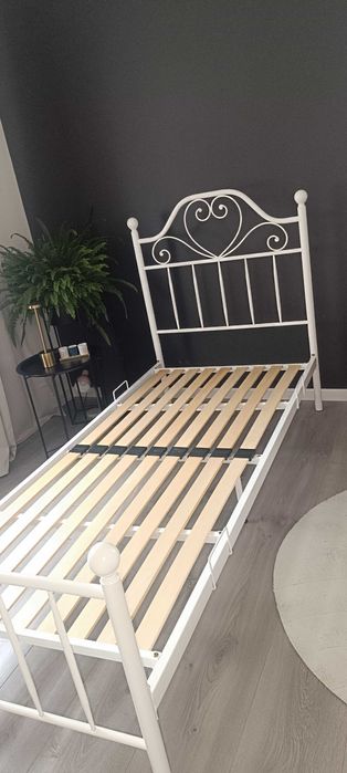 Białe łóżko metalowe 90x200