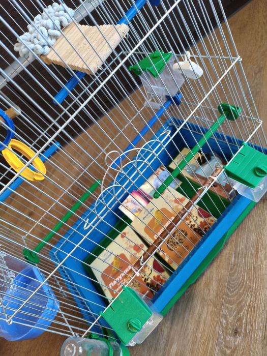 Продам клітку для папужки з усім наповненням та кормами