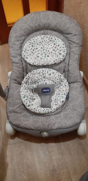 Продам крісло качалку chicco