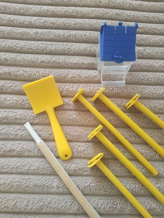 Аксесуари до клітки птахів і гребінець для котів