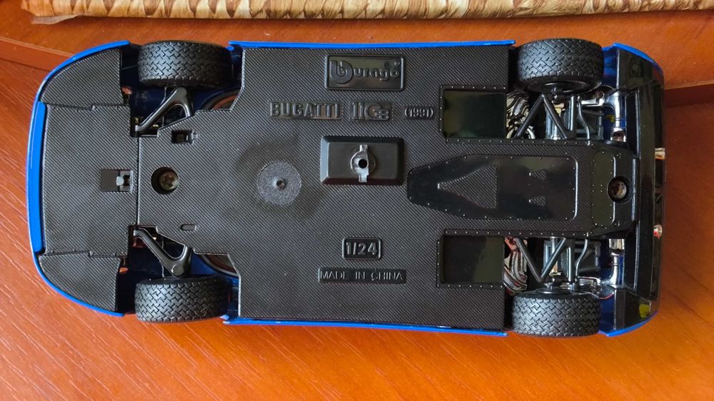 Машинка Bugatti EB110 1/24 Bburago