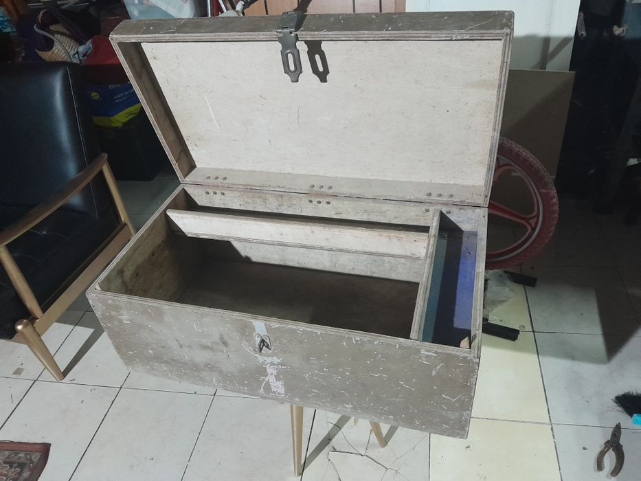 Antiga caixa de ferramentas em madeira