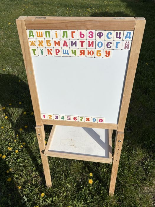 Продам дитячий деревяний магнітний мольберт б/в