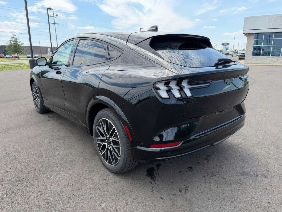 Ford Mustang Mach-E Premium      2024