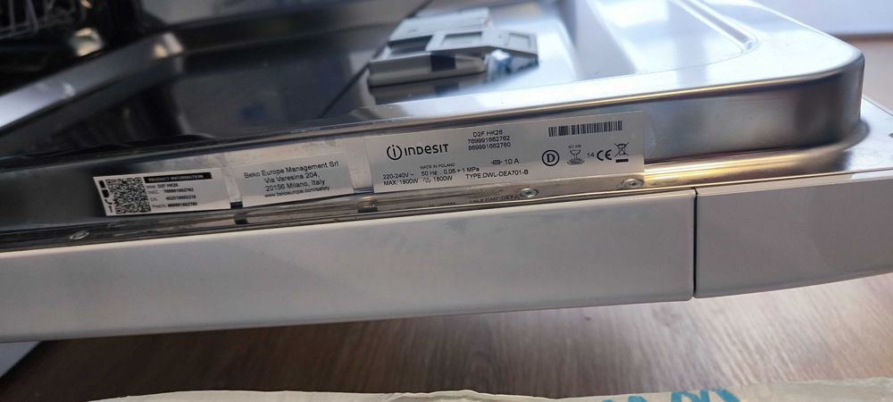 Frigorífico Indesit 437L + Máquina Lavar Loiça 14 Talheres Como Novo