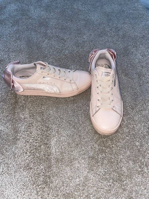 Кросівки жіночі Puma з бантом заді