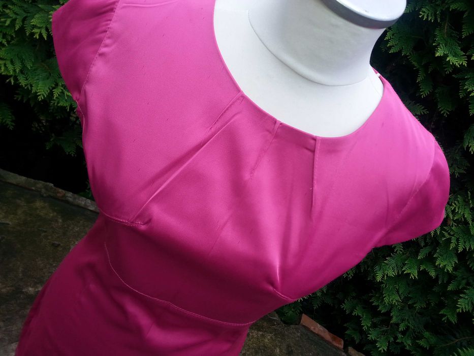 aramantowa sukienka bufki