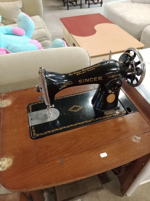 Швейна машинка ,,Зінгер  .в робочому стані з тумбочкою