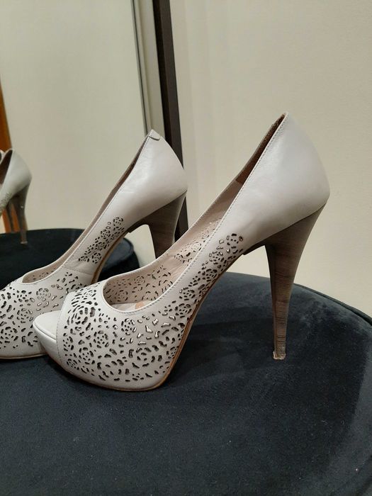 Szpilki skora bezowe