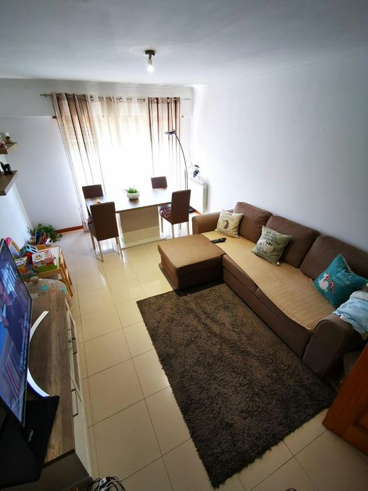 Mesa de jantar extensível + 4 cadeiras e capas — 145 €