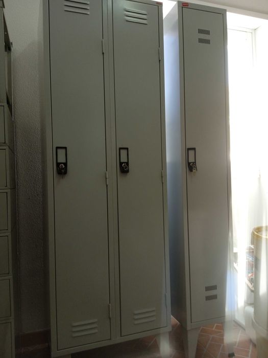 Cacifo metálico de duas portas