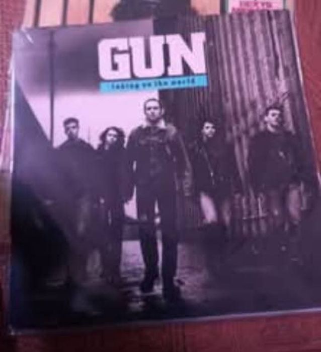 Gun Taking on the world 
Capa e disco muito bom estado 
30€
Led Zeppel