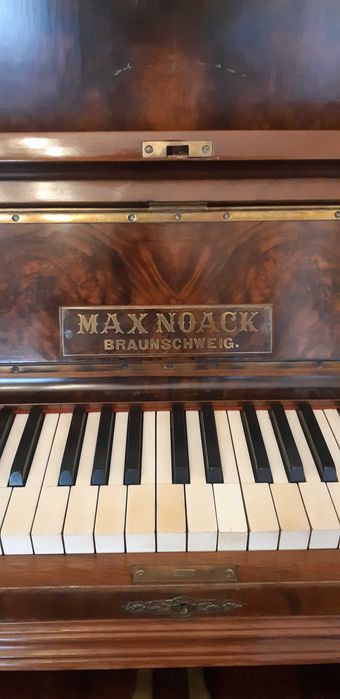Piano vertical Max Noack