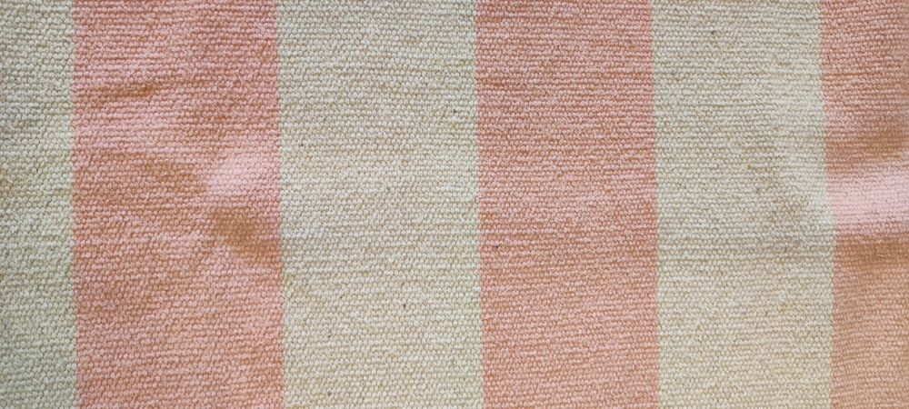Tapete listado rosa para quarto de menina