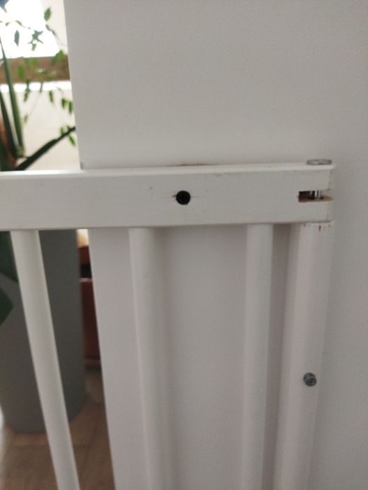 Biała bramka dla dziecka 136-227cm