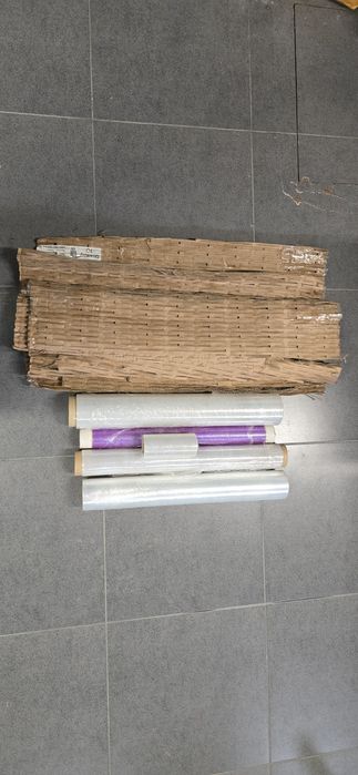 Variado material de embalagens e transporte para mudanças