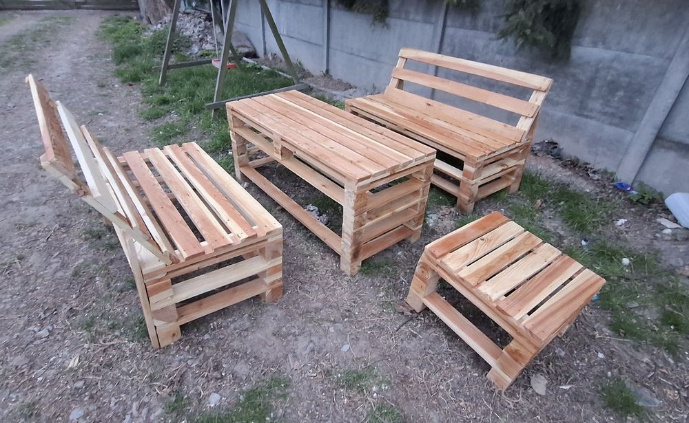 Komplet mebli paletowych z modrzewia