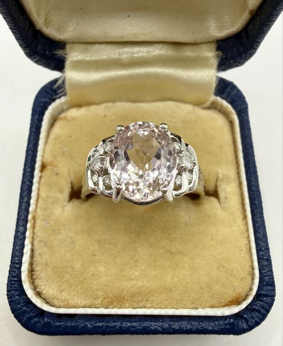 Złoty pierścionek z kuncytem 3,40ct i diamentami 0,12ct