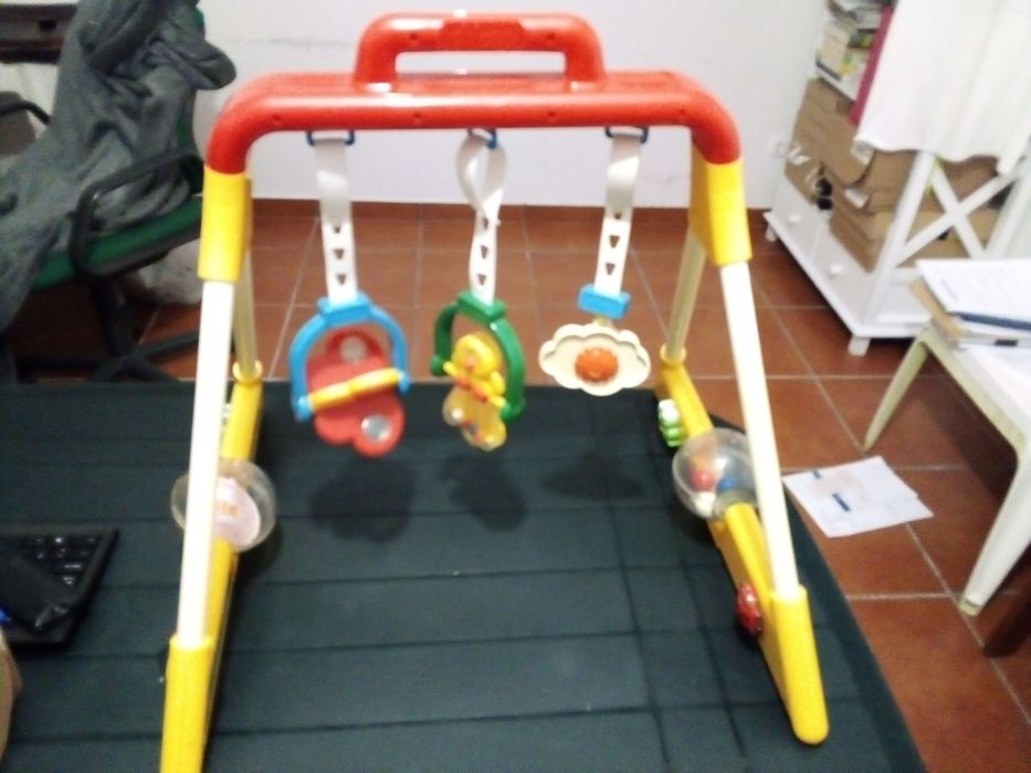 Tripé Chicco de brincar