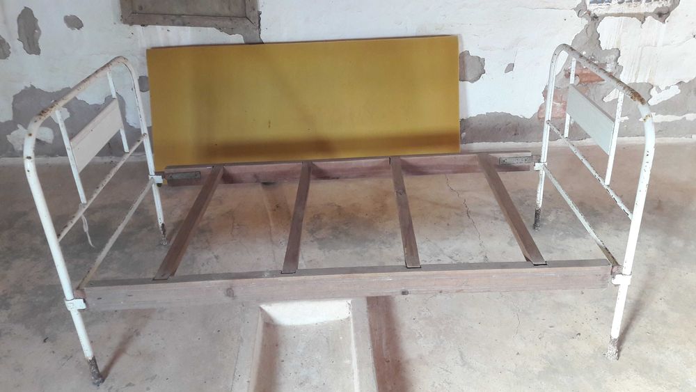 Cama de ferro antiga