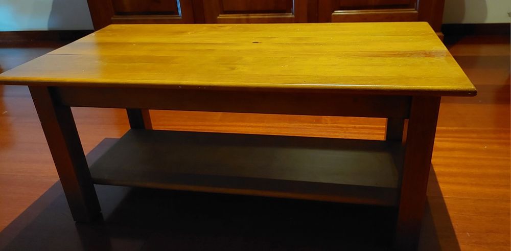 Mesa de pinho maciço.