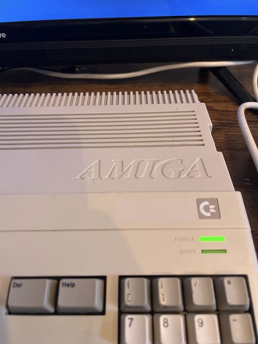 Commodore Amiga 500 z zasilaczem, padem do grania oraz kabelkami