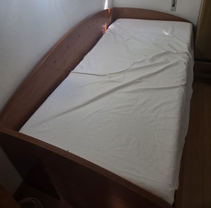 Cama dupla com colchão NOVO e estrado