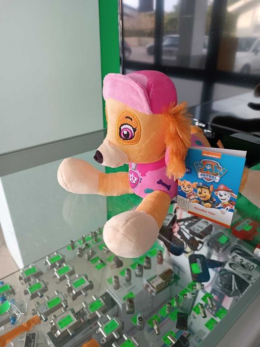 MEGA PREÇO:Peluche Patrulha Pata Skye 30cm deitado