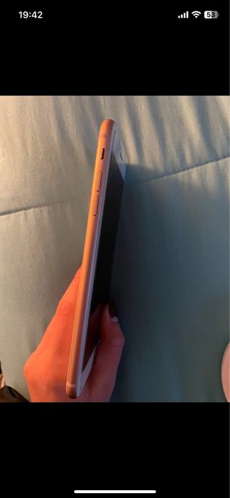 Iphone 8 plus, a telicula partida mas tirando a pelicula nao tem64740729924099122