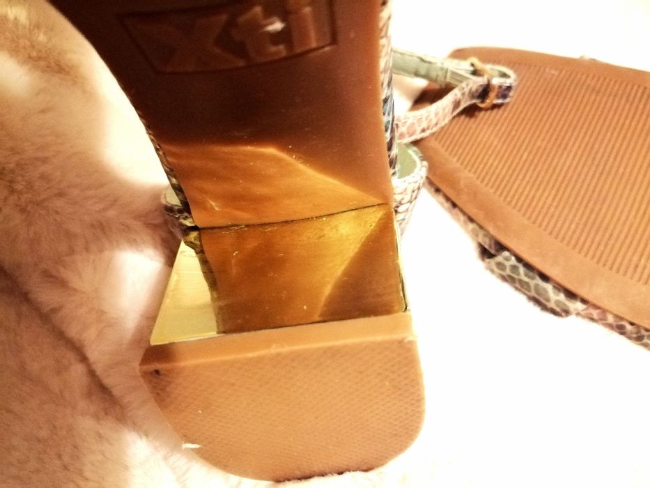 Sandália verde em pele