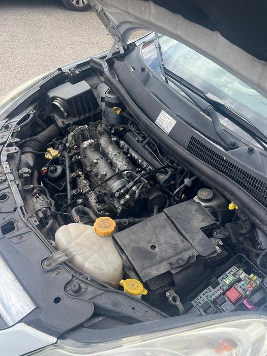 Opel com motor danificado