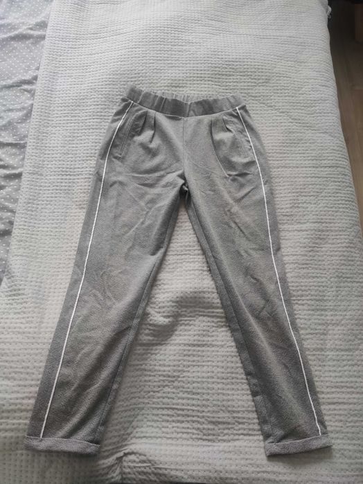 Szare spodnie z białymi lampasami  Reserved L