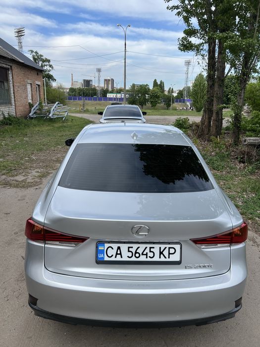 Lexus is 200t 2017