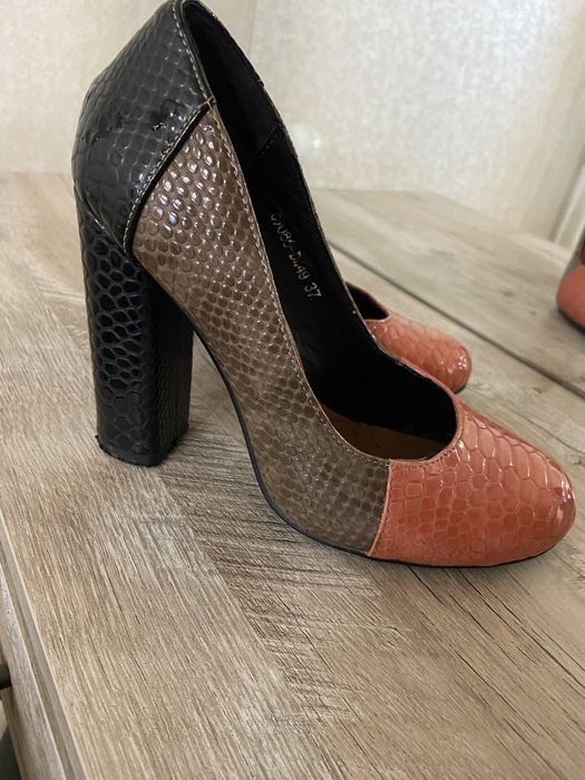 Туфлі каблук 38-39 р