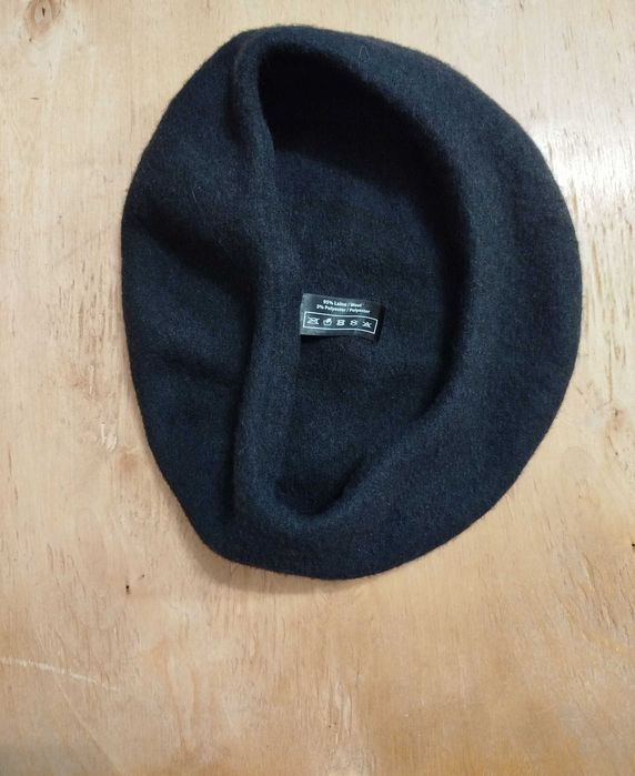 Берет вовняний чорний