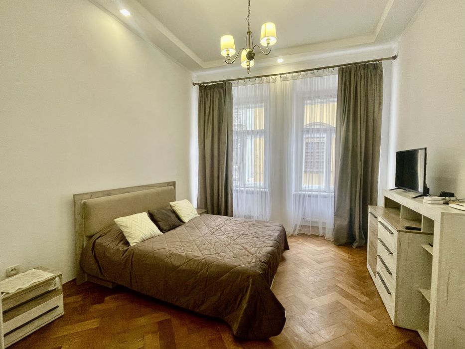 Подобово, погодинно , на любий термін велика 4х кімнатна в самому цент