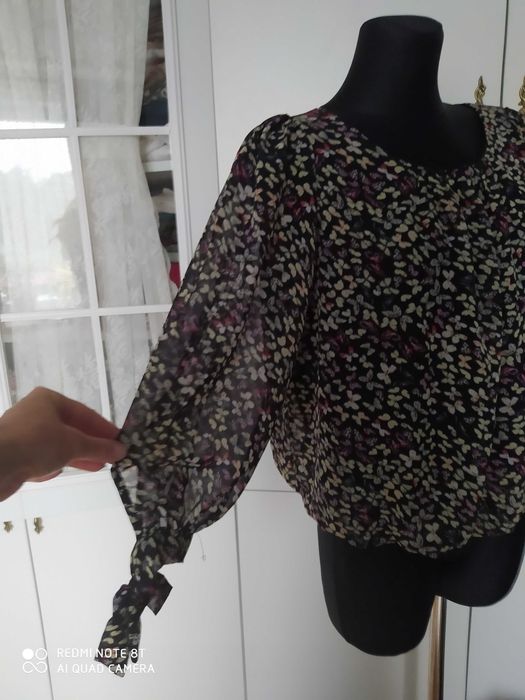 Select czarna w kolorowe motyle bluzka, rozmiar M