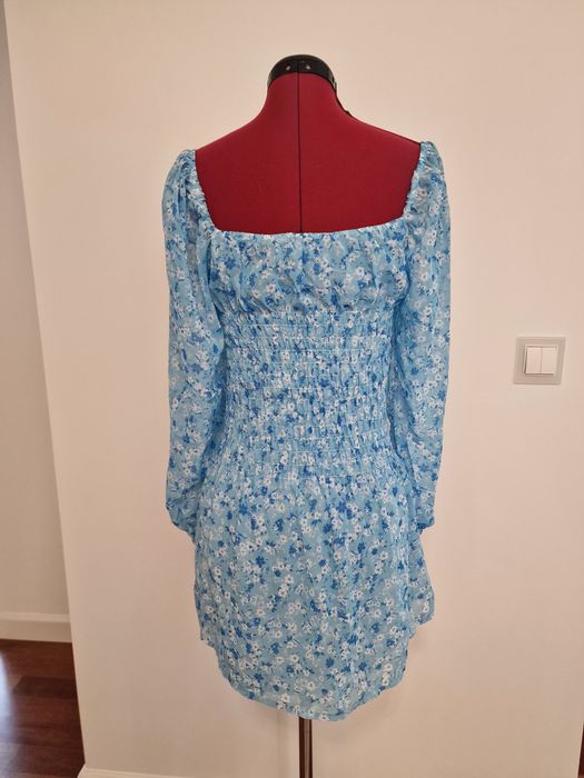 Niebieska sukienka w drobne kwiatuszki