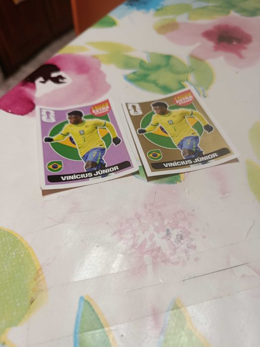 Stikers dourada e roxa Panini