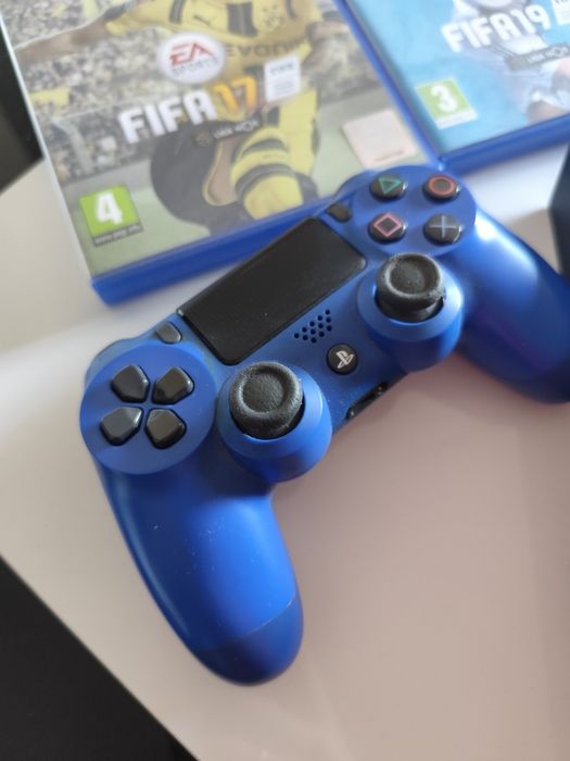 PS4 c/ comando e 5 jogos