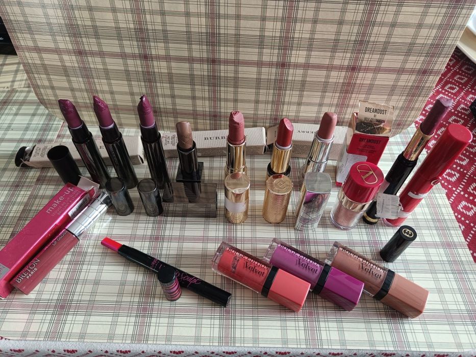 Pomadka szminka błyszczyk burberry Bourjois Valentino dior clarins nam