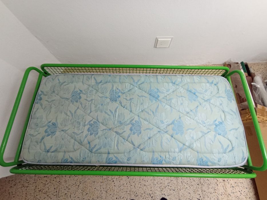Cama de solteiro em ferro com colchão