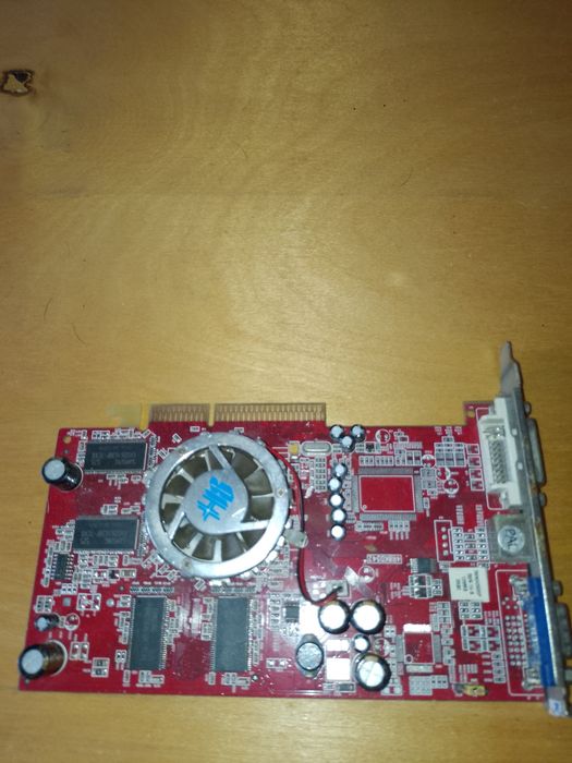 продам Основные характеристики:• Графический чип: ATI Radeon 9600 Pro (RV350)• Интерфейс: AGP 8x• Объем памяти: 128 МБ DDR• Разрядность шины: 128 бит•