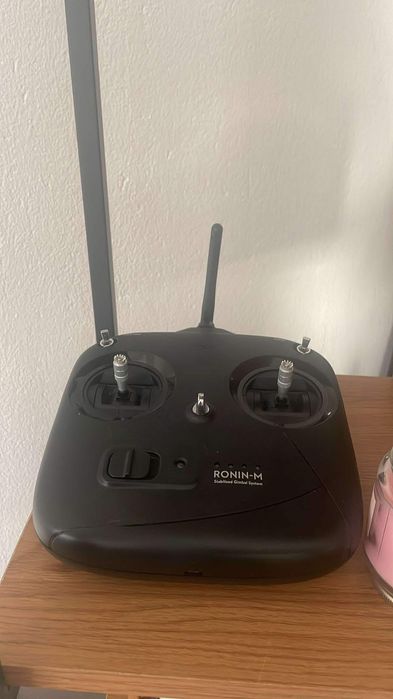 Máquina fotográfica com guineo dji