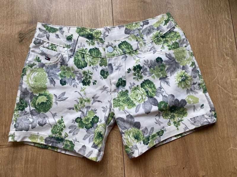 Szorty Tommy Hilfiger w kwiatowy wzór | Białe z zielonym motywem kwiatowym | Szorty na lato