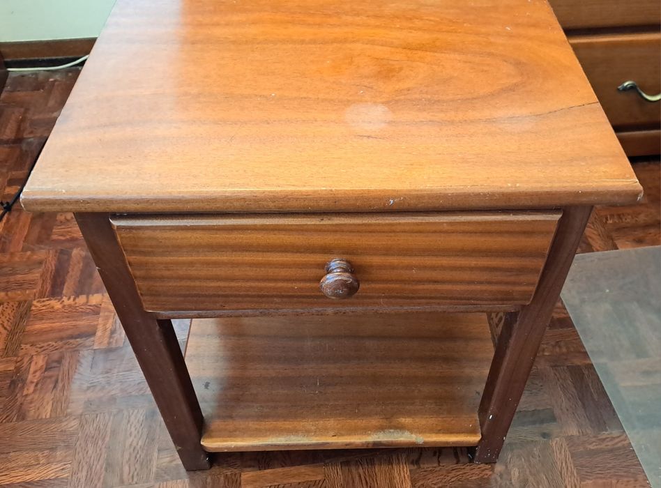 Mesa de cabeceira em madeira maçica