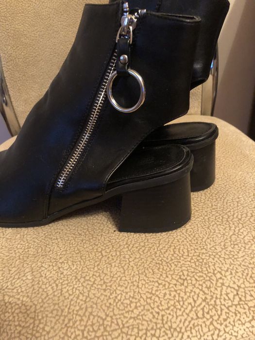 Czółenka bez pięt z cholewką .